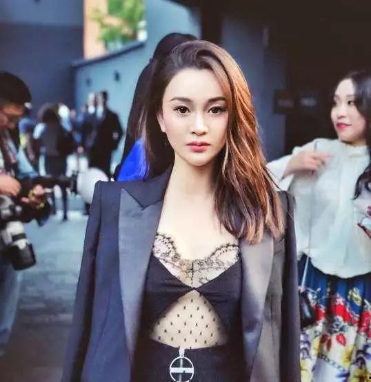 浴袍出镜的娱乐吃瓜博主