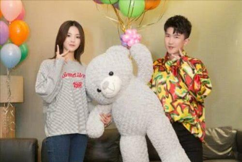 娱乐圈吃瓜背景图片动漫,动漫版吃瓜图鉴